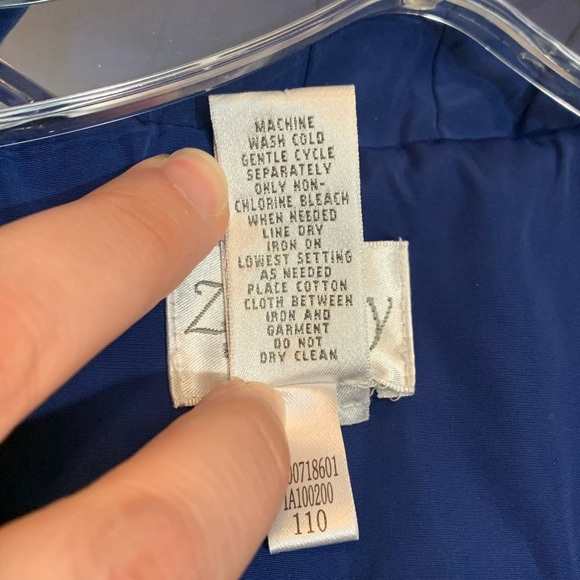 Chicos Zenergy (size 0)(0/2) Cobalt Blue Buttoned Cropped Rain Jacket - Picture 9 of 10